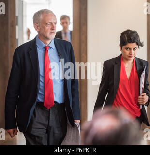 2 Savoy Hotel, London, Großbritannien. 30. Juni 2016. Jeremy Corbyn liefert eine Rede über die Labour Party Antisemitismus Untersuchungsergebnisse. Anfrage Stuhl Shami Chakrab Stockfoto