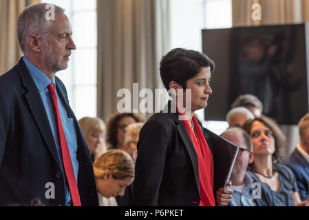 2 Savoy Hotel, London, Großbritannien. 30. Juni 2016. Jeremy Corbyn liefert eine Rede über die Labour Party Antisemitismus Untersuchungsergebnisse. Anfrage Stuhl Shami Chakrab Stockfoto