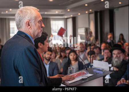 2 Savoy Hotel, London, Großbritannien. 30. Juni 2016. Jeremy Corbyn liefert eine Rede über die Labour Party Antisemitismus Untersuchungsergebnisse. Anfrage Stuhl Shami Chakrab Stockfoto