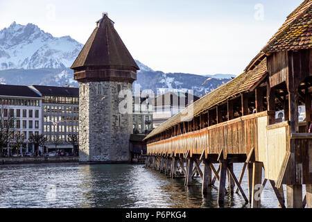 Luzern, Schweiz - Dezember 2, 2017: Kapellbrücke und dem Wasserturm, Luzern. Die hölzerne Brücke überspannt die Reuss mit dem mit Mt. Pilauts steigen in den Hintergrund. Stockfoto