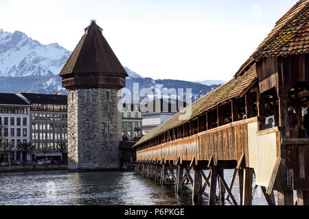 Luzern, Schweiz - Dezember 2, 2017: Kapellbrücke und dem Wasserturm, Luzern. Die hölzerne Brücke überspannt die Reuss mit dem mit Mt. Pilauts steigen in den Hintergrund. Stockfoto
