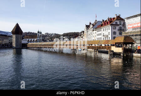 Luzern, Schweiz - Dezember 2, 2017: Kapellbrücke und dem Wasserturm, Luzern. Die hölzerne Brücke überspannt die Reuss mit dem mit Mt. Pilauts steigen in den Hintergrund. Stockfoto