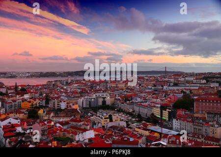 Stadtbild von Lissabon in Portugal. Sunset Stadt Blick von einem miradouro (Aussichtspunkt) mit den Fluss Tejo und die Brücke "25 de Abril". Stockfoto