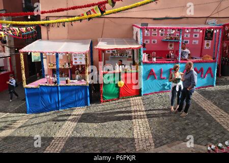 Lissabon, Portugal - Juni 6, 2018: die Menschen darauf vorbereiten, Festa Santo Antonio in Alfama, Lissabon, Portugal. Saint Anthony Festival ist ein beliebter stree Stockfoto