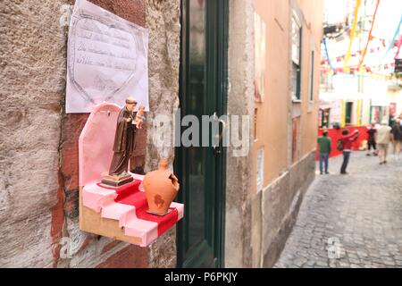 Lissabon, Portugal - Juni 6, 2018: Saint Anthony Schrein von Festa Santo Antonio in Alfama, Lissabon, Portugal. Saint Anthony Festival ist ein beliebter Stockfoto