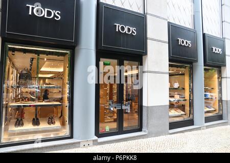 Lissabon, Portugal - Juni 6, 2018: Tod's fashion Shop an der Avenida da Liberdade (Liberty Avenue) in Lissabon. Dieser Boulevard ist für die Luxusmarke sh bekannt Stockfoto