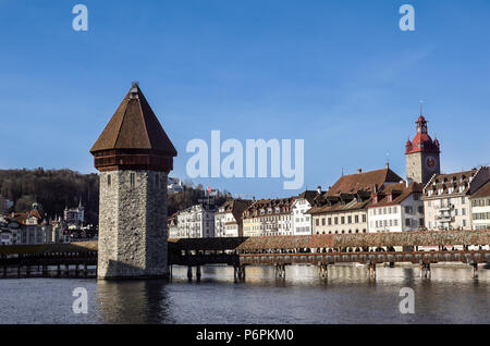 Luzern, Schweiz - Dezember 2, 2017: Kapellbrücke und dem Wasserturm, Luzern. Die hölzerne Brücke überspannt die Reuss mit dem mit Mt. Pilauts steigen in den Hintergrund. Stockfoto
