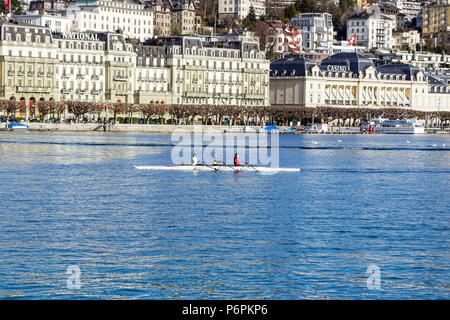 Luzern, Schweiz, 13. April 2016: Gruppe von Menschen Kanufahren in der Freizeit auf dem Vierwaldstättersee Luzern mit der Stadt im Hintergrund Stockfoto