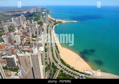 Chicago, Illinois in den Vereinigten Staaten. City Skyline mit Lake Michigan und Gold Coast historic District, Nordseite und Lincoln Park. Stockfoto