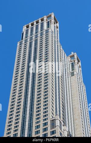 CHICAGO, USA - Juni 28, 2013: 900 North Michigan Wolkenkratzer in Chicago. Es ist 265 m hoch und ab 2013 ist der 25. höchste Gebäude in den USA. Stockfoto