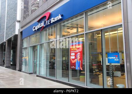 NEW YORK - 10. Juni: Capital One Bank Filiale am 10. Juni 2013 in New York. Capital One besteht seit 1988, beschäftigt 39,593 Menschen (2012) und hatten uns $ 21.4 Stockfoto