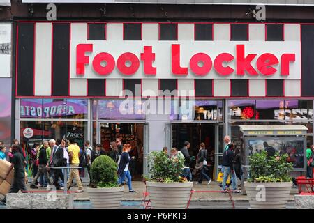 NEW YORK - 10. Juni: Menschen besuchen Foot Locker Stores am 10. Juni 2013 in New York. Mit fast 4000 speichert Es ist die größte Sportschuhe Kette. Es Stockfoto