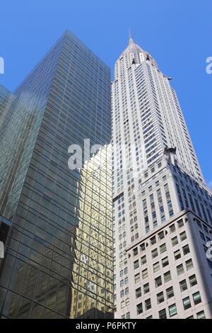 NEW YORK - Juli 3: Chrysler Building außen am 3. Juli 2013 in New York. Berühmten Art déco-Wolkenkratzer war das höchste Gebäude der Welt in 1930-31 Stockfoto