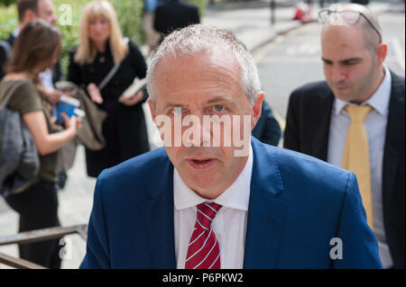 2 Savoy Hotel, London, Großbritannien. 30. Juni 2016. Labour-abgeordnete John Mann, der kürzlich als ehemaligen Londoner Bürgermeister Ken Livingstone einen NS-Apologeten, kommt bei t Stockfoto