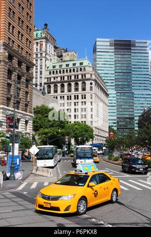 NEW YORK - 4. JULI: Leute fahrt gelbes Taxi in Lower Manhattan am 4. Juli 2013 in New York. Ab 2012 waren 13,237 gelbe Taxis in registriert Stockfoto