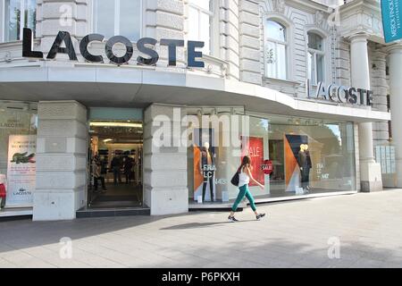 BERLIN, DEUTSCHLAND - 27. AUGUST 2014: Person Wanderungen von Lacoste Store (Ku'Damm) Allee in Berlin. Es gibt mehr als 1100 Lacoste Stores weltweit (201 Stockfoto