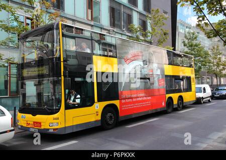 BERLIN, DEUTSCHLAND - 27 AUGUST, 2014: die Menschen fahren mit dem Man Stadtbus in Berlin. Verkehrsbetriebe BVG betreibt 149 tagsüber Buslinien mit 2634 hält. Stockfoto