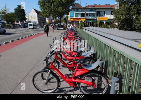 HAMBURG, DEUTSCHLAND - 28 AUGUST, 2014: die Menschen zu Fuß, mit dem Fahrrad die Sharing Station von stadtrad Hamburg. Stadtrad hat 72 Stationen und einer Flotte von 1.000 bicyc Stockfoto