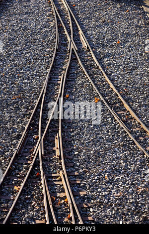 Ein eisenbahnknotenpunkt mit geschwungenen Linien nach links und rechts. Keine Züge fahren. Stockfoto