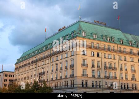 BERLIN, DEUTSCHLAND - 26. AUGUST 2014: Hotel Adlon Kempinski Unter den Linden Straße, Berlin. Berühmte hotel Ursprünglich geöffnet im Jahre 1907. Stockfoto