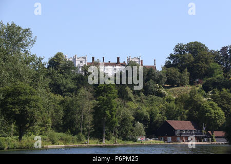 Danesfield House Hotel And Spa Henley Road, Marlow-On-Thames von der Themse in Hurley, Berkshire gesehen. Stockfoto