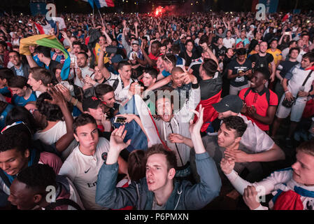 Eiffelturm Fan Zone, Paris, Frankreich. 10. Juni 2016. Fußball-Fans reagieren auf das Spiel zwischen Frankreich und Rumänien am Eiffelturm Fan Zone in Pari Stockfoto