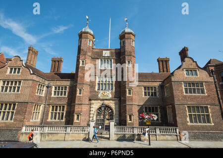 Abbot's Krankenhaus, auch genannt das Krankenhaus der Heiligen Dreifaltigkeit, ein Grad 1 aufgeführten Jacobean Gebäude und Wohltätigkeit in Guildford, Surrey, Großbritannien Stockfoto