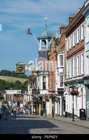 High Street, Guildford, Surrey, UK mit der Note 1 aufgeführten Guildhall und dekorative Uhr. Stadtzentrum anzeigen. Stockfoto