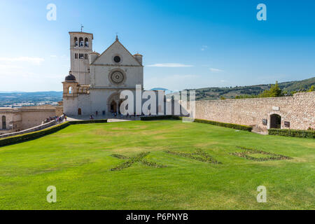 ASSISI, Italien - 8. AUGUST 2017: berühmten Basilika des Hl. Franziskus von Assisi (Basilika Papale di San Francesco) bei Sonnenuntergang in Assisi, Umbrien, Italien Stockfoto