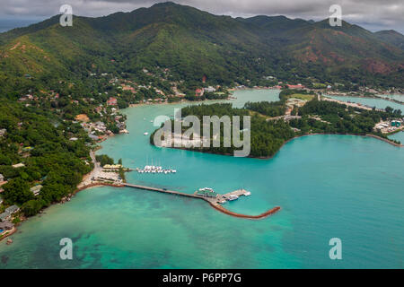 Luftaufnahme von Baie Sainte Anne und den Hafen von Praslin, Seychellen im Indischen Ozean. Stockfoto