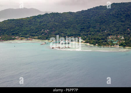 Luftaufnahme der Jachthafen von La Digue, Seychellen im Indischen Ozean. Stockfoto