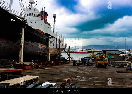 Man Schiffen im Trockendock im Hafen von Reykjavik. Stockfoto