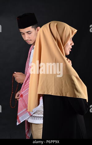 Junge muslimische Mann und Frau zu beten Stockfoto