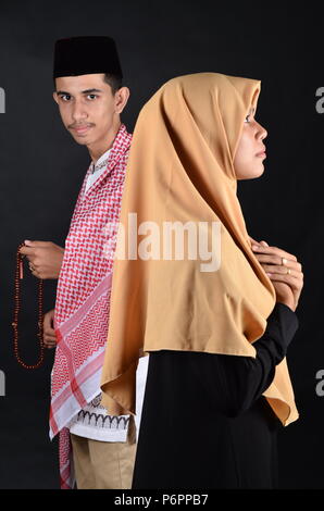 Junge muslimische Mann und Frau zu beten Stockfoto