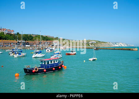 Fischerboote in den Hafen von Folkestone, Kent, South Coast, England, Großbritannien Stockfoto