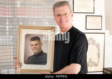 Reifen West Point Absolvent zeigt seine Schule Porträt im Laufe der Zeit Thema, USA Stockfoto