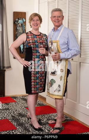 Kurvige junge Frau und reifer Mann mit einem dekorativen Schürze, USA Stockfoto