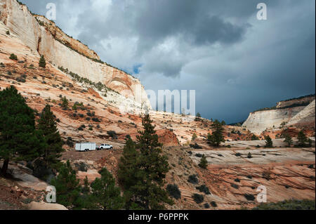 Weißer Pickup truck Ziehen eines Anhängers auf Zion-Mt Carmel Highway, Utah, USA. Stockfoto