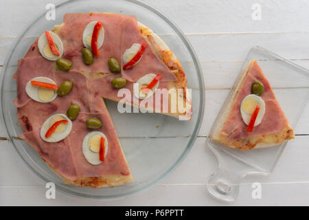 Pizza mit Schinken, Käse und Eiern und Oliven Stockfoto