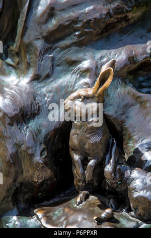 Detail von Peter Pan Bronze Skulptur von Sir George Frampton im Hyde Park, London, UK Stockfoto