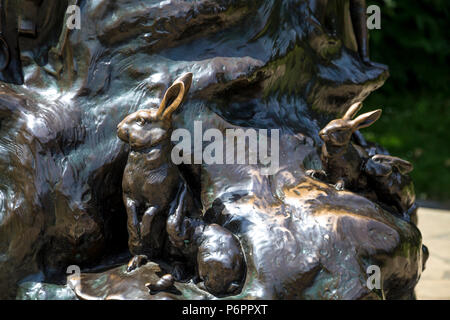 Detail von Peter Pan Bronze Skulptur von Sir George Frampton im Hyde Park, London, UK Stockfoto