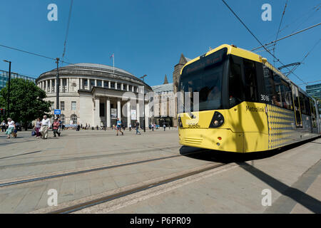 Ein metrolink Tram vor der Zentralbibliothek in St. Peter's Square in Manchester. Stockfoto