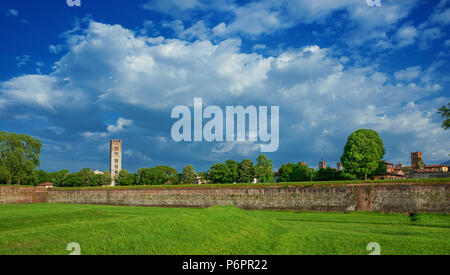 Panoramablick von Lucca Altstadt Skyline mit mittelalterlichen Türmen von alten Mauern öffentlichen Park gesehen Stockfoto