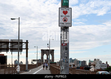 New York City/USA - 20.Juni 2018: Feine Zeichen auf der Brooklyn Bridge in New York City Stockfoto