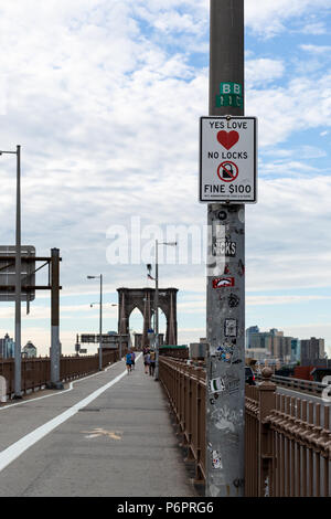 New York City/USA - 20.Juni 2018: Feine Zeichen auf der Brooklyn Bridge in New York City Stockfoto