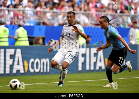 Samara, Russland - 25. Juni 2018. Russische Mittelfeldspieler Alexander Samedov und uruguayischen Mittelfeldspieler Diego Laxalt während der Fußball-WM 2018 Spiel Uruguay vs. Stockfoto