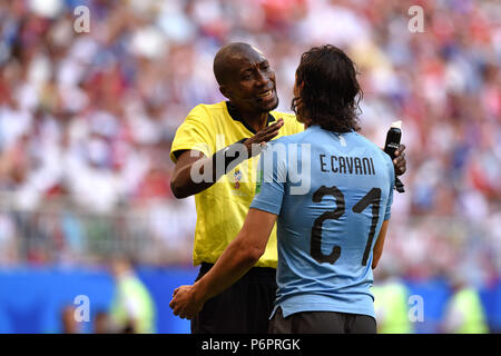 Samara, Russland - 25. Juni 2018. FIFA-Schiedsrichter Malang Diedhiou aus Senegal im Gespräch mit Uruguayischen vorwärts Edinson Cavani während der Fußball-WM 2018 match Stockfoto