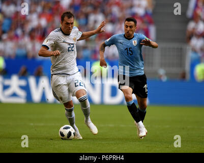 Samara, Russland - 25. Juni 2018. Russische Stürmer Artem Dzyuba und uruguayischen Mittelfeldspieler Matias Vecino während der Fußball-WM 2018 Spiel Uruguay gegen Russland Stockfoto