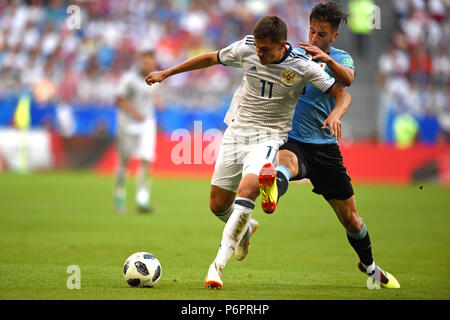 Samara, Russland - 25. Juni 2018. Russische Mittelfeldspieler Roman Zobnin und uruguayischen Mittelfeldspieler Rodrigo Bentancur während der Fußball-WM 2018 Spiel Uruguay vs. Stockfoto