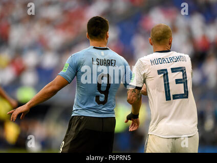 Samara, Russland - 25. Juni 2018. Russische defender Fedor Kudryashov und uruguayischen Stürmer Luis Suarez während der Fußball-WM 2018 Spiel Uruguay gegen Russland Stockfoto